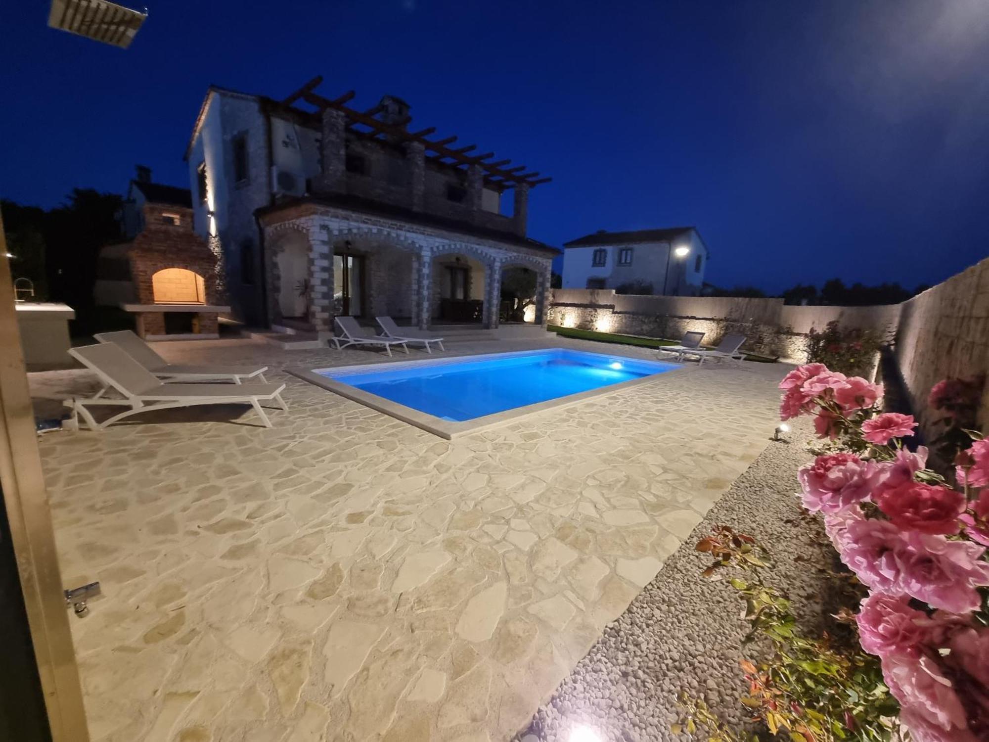 Villa Brioni With Pool By Rentistra Cabrunici Extérieur photo