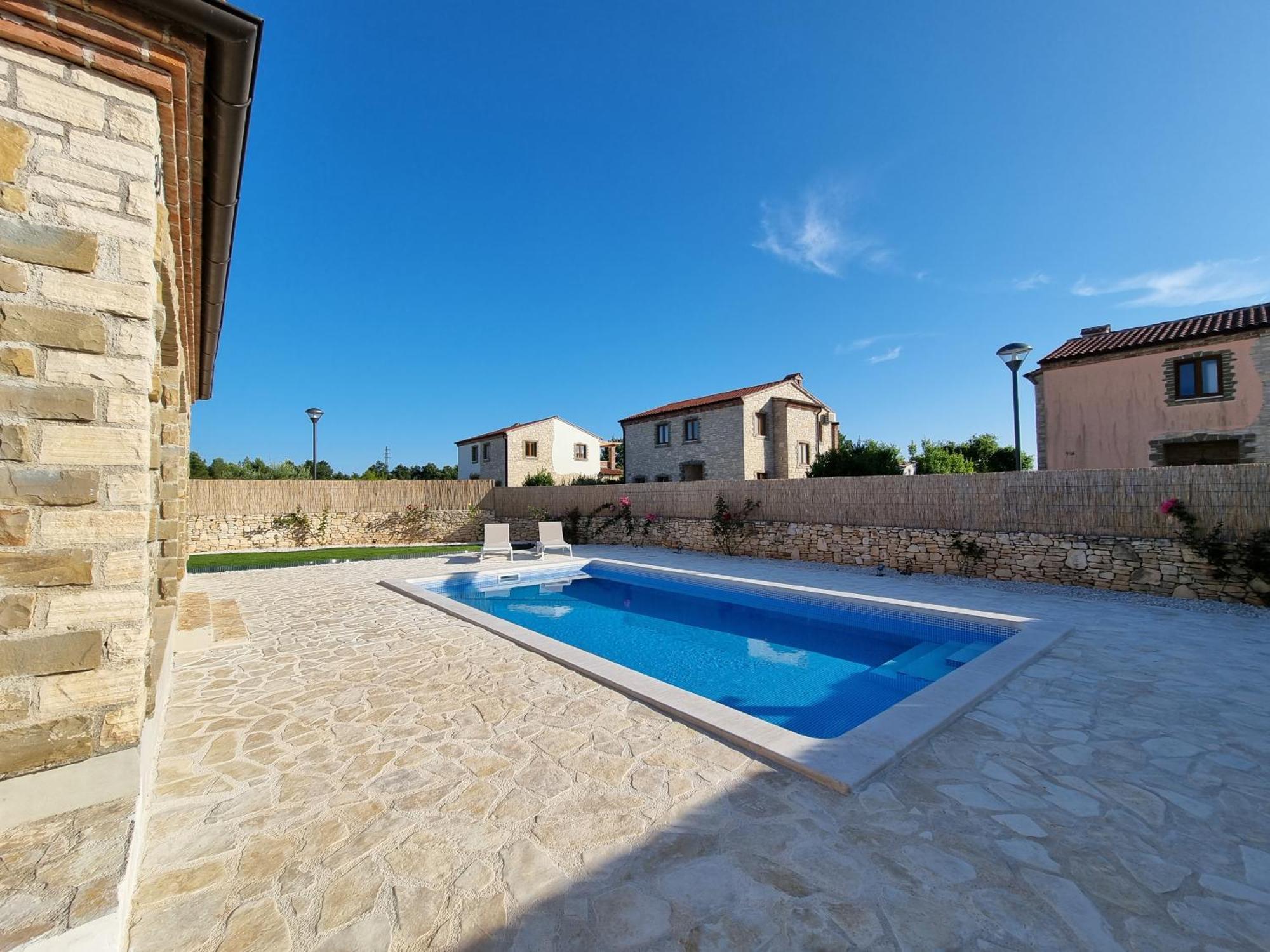 Villa Brioni With Pool By Rentistra Cabrunici Extérieur photo