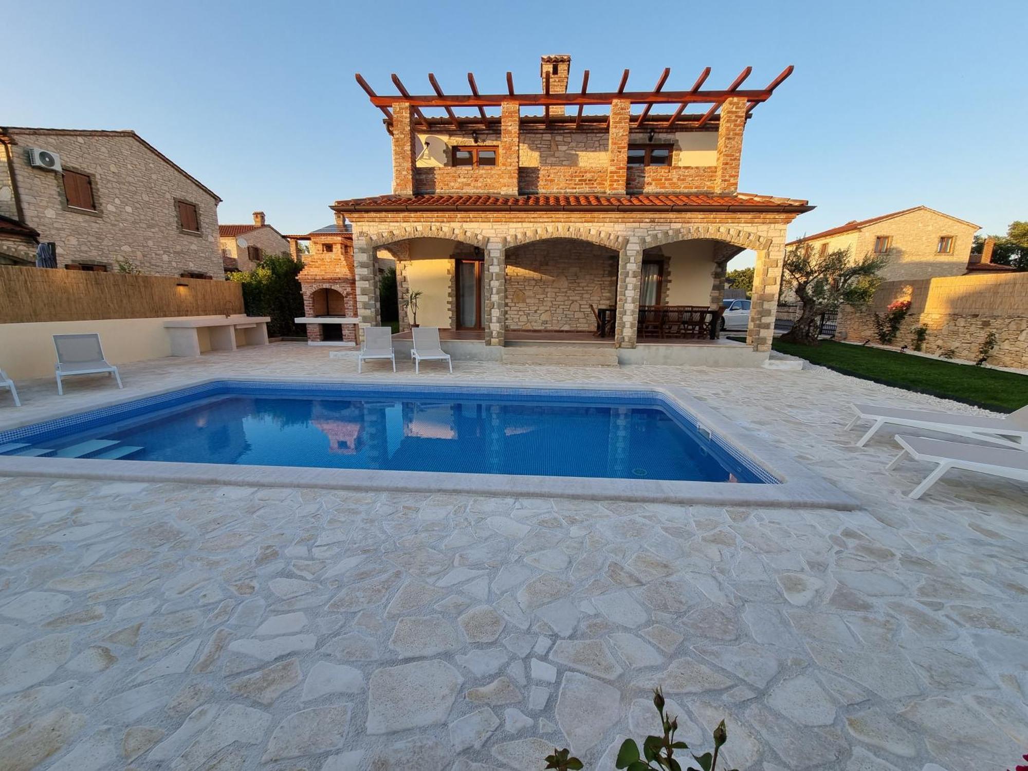 Villa Brioni With Pool By Rentistra Cabrunici Extérieur photo