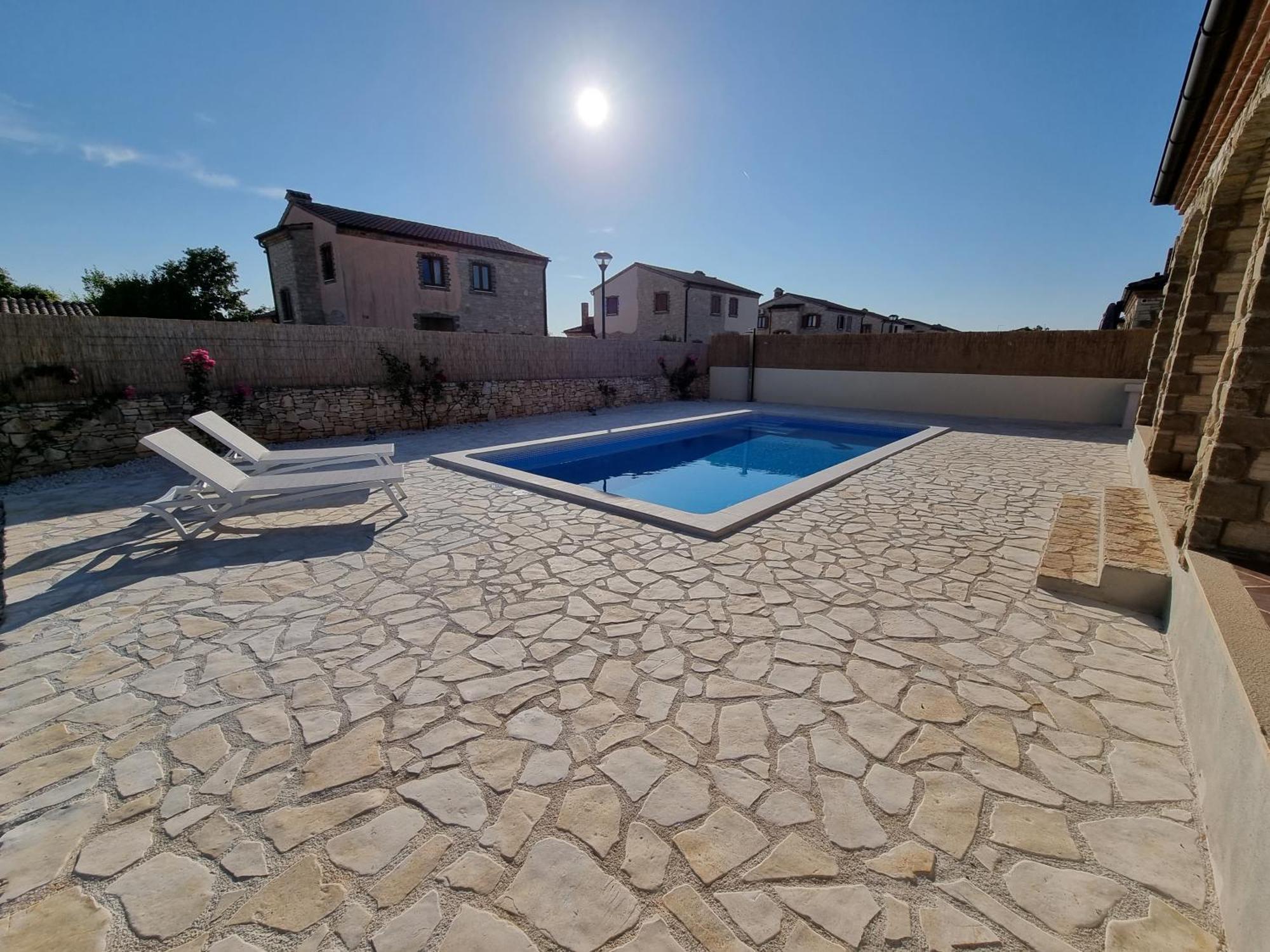 Villa Brioni With Pool By Rentistra Cabrunici Extérieur photo