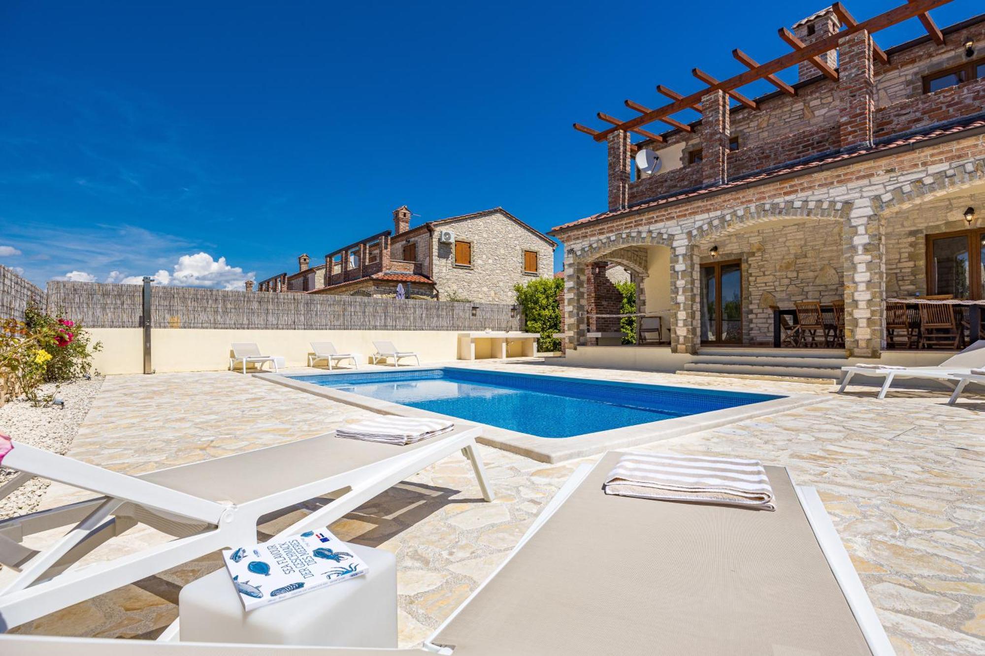 Villa Brioni With Pool By Rentistra Cabrunici Extérieur photo