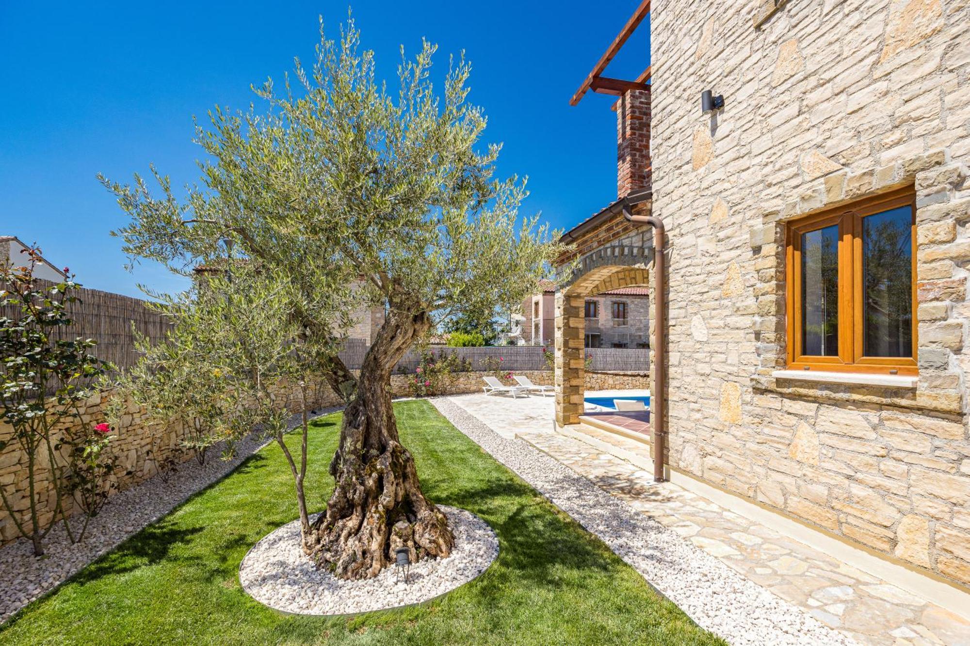 Villa Brioni With Pool By Rentistra Cabrunici Extérieur photo